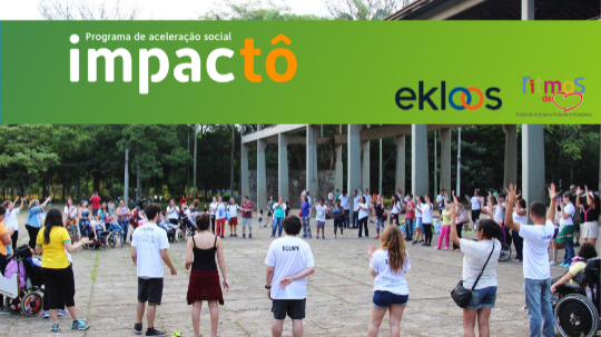 A imagem contém uma linha verde com escrito Programa de Aceleração Social Impactô, e ao lado direito a logo do Ekloos e da Ritmos do Coração. Embaixo, uma imagem mostra um grupo de pessoas reunidas em roda reunidos com as mãos para cima. 